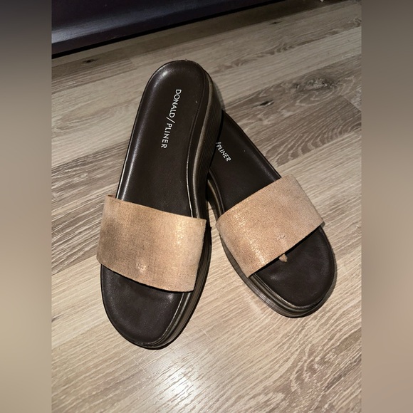 Donald J. Pliner Shoes - DONALD PLINER Fiji Light Bronze Distressed Metallic Thong Wedge Sandals Size 7